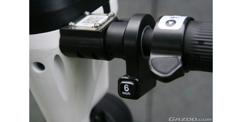 LUUPの電動キックボードの6km/hモードボタン