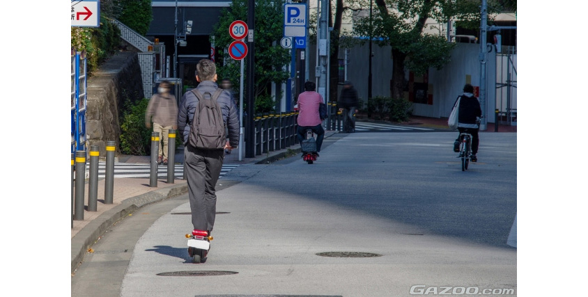 街なかを走る電動キックボード