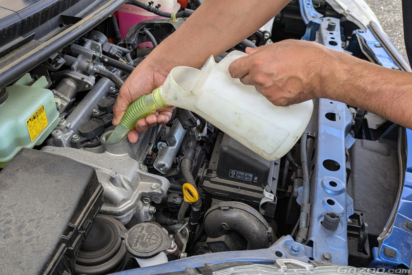 エンジンオイルを入れているイメージ