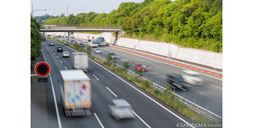 高速道路を車が走行しているイメージ