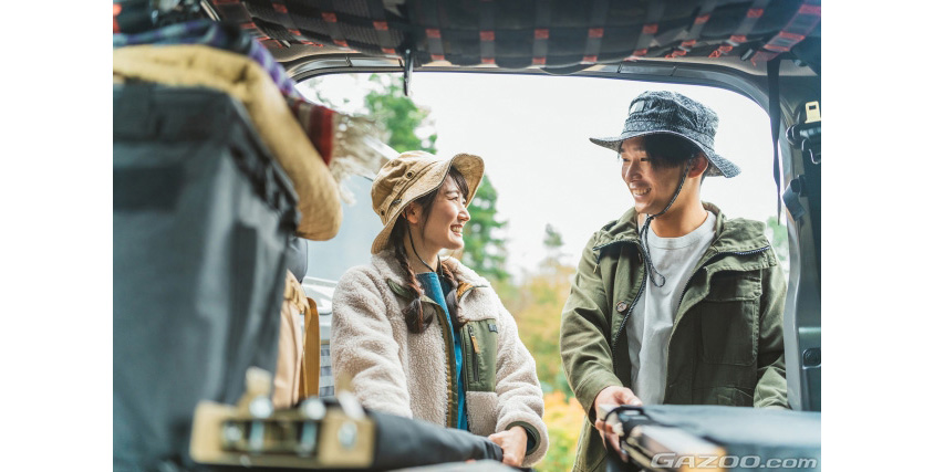 キャンプで荷物を積んでいるイメージ