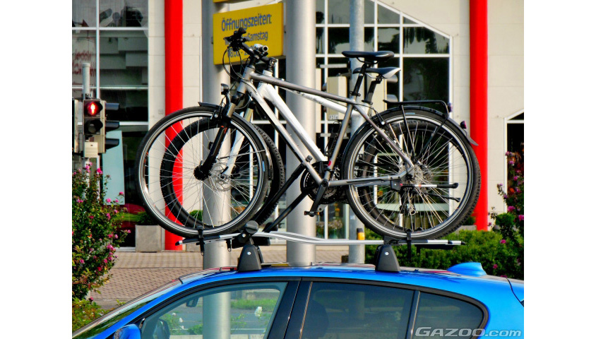 ルーフキャリアに積載された自転車