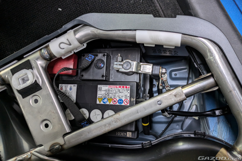 ハイブリッド車やBEV車の補器バッテリーはラゲッジルームや後席の下などにある