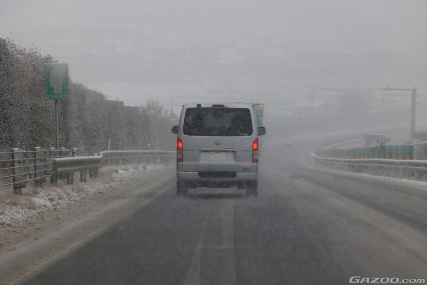 雪が降っても積もってない道路ss