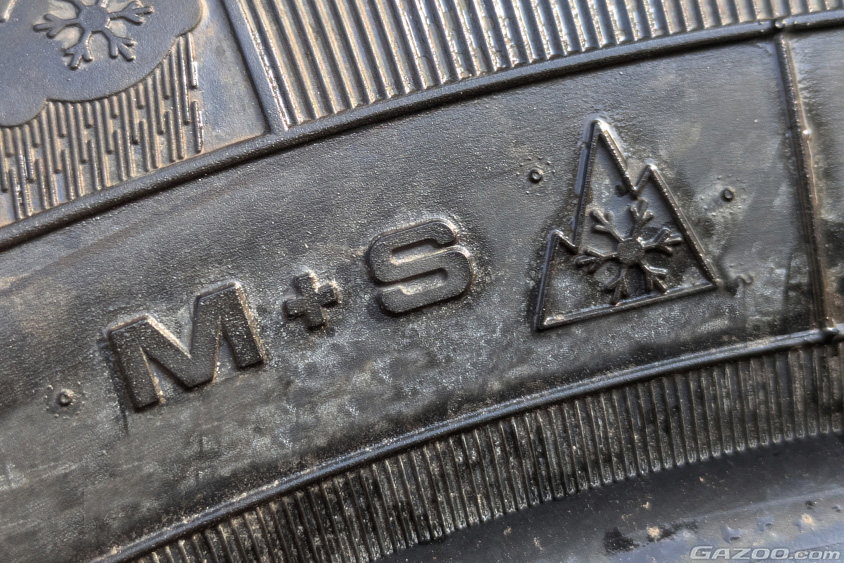 M＋Sとスノーフレークマーク