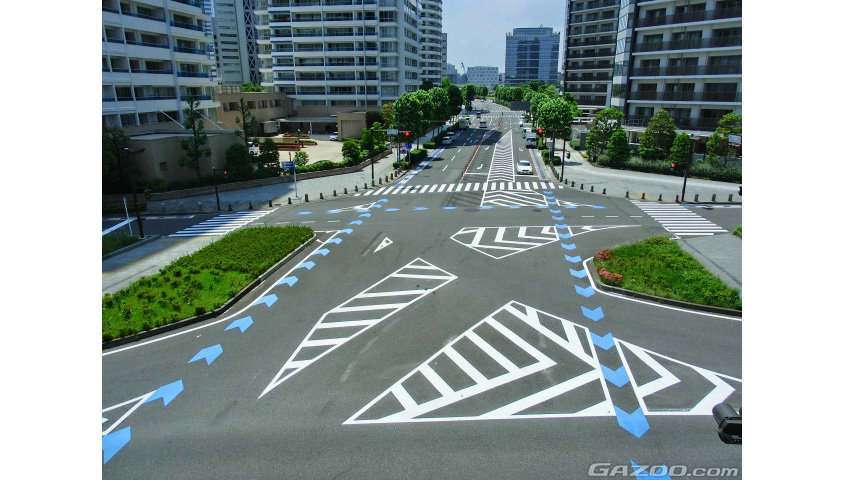 自転車ナビラインが描かれた交差点