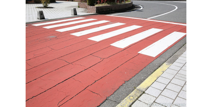 赤い舗装で運転者への注意喚起を行う横断歩道