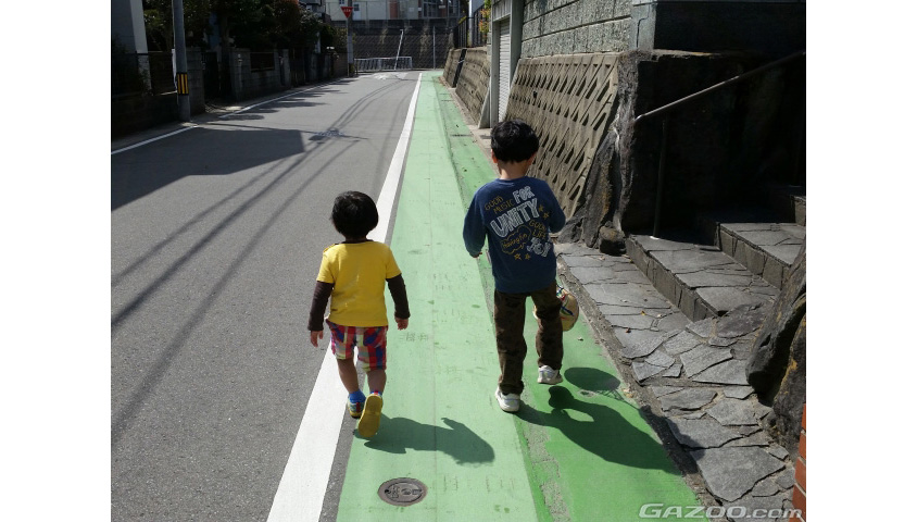 路側帯が緑の舗装となっているグリーンベルト
