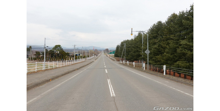 白い破線の中央線