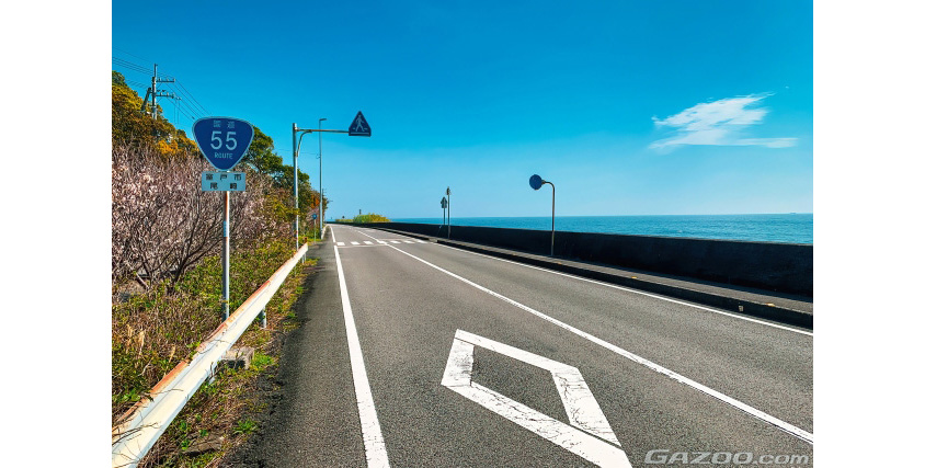 白い実線の中央線