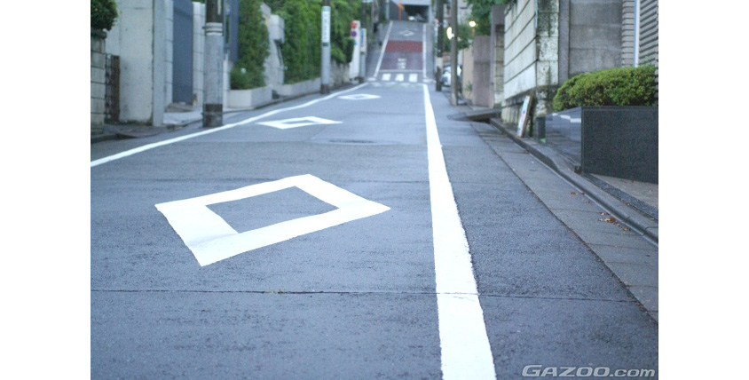 「横断歩道または自転車横断帯あり」を示す２つのひし形のマーク