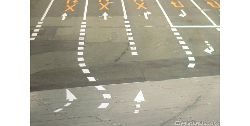 この先に通行区分の規制があるという「予告標示」の破線の矢印