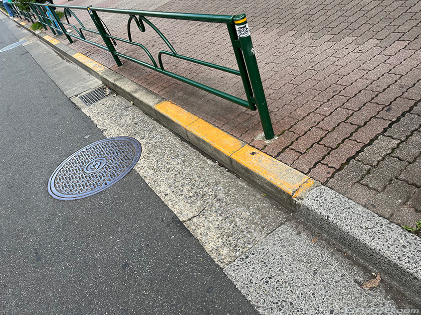 歩道の縁石がオレンジの破線に塗られていたら駐車禁止、オレンジの実線なら駐停車禁止