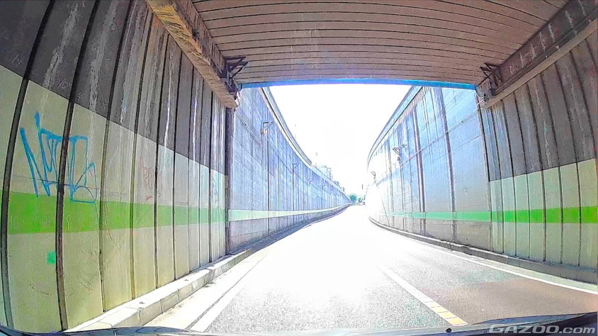 トンネル出口で白飛びしていないドライブレコーダーの画像