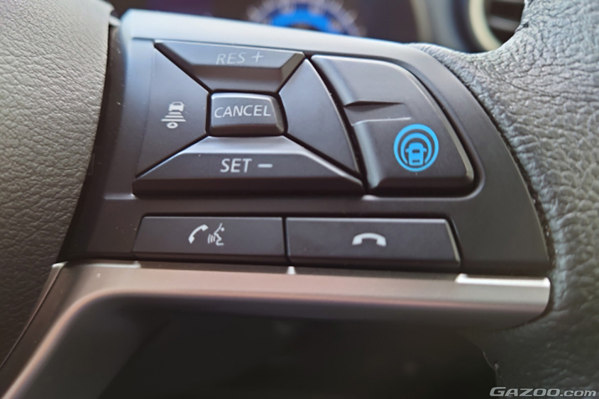 ステアリングのハンズフリー通話のスイッチ