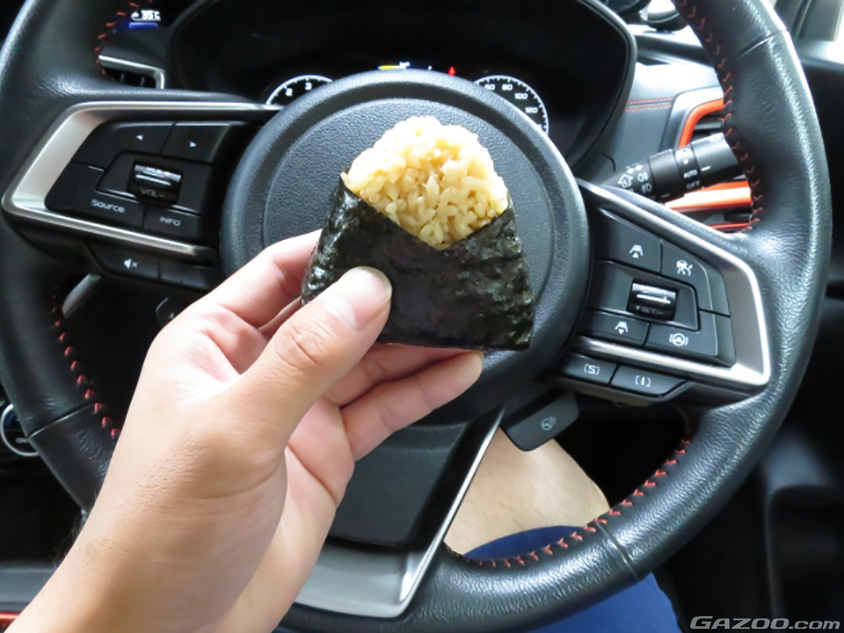 運転しながらおにぎりを食べるイメージ