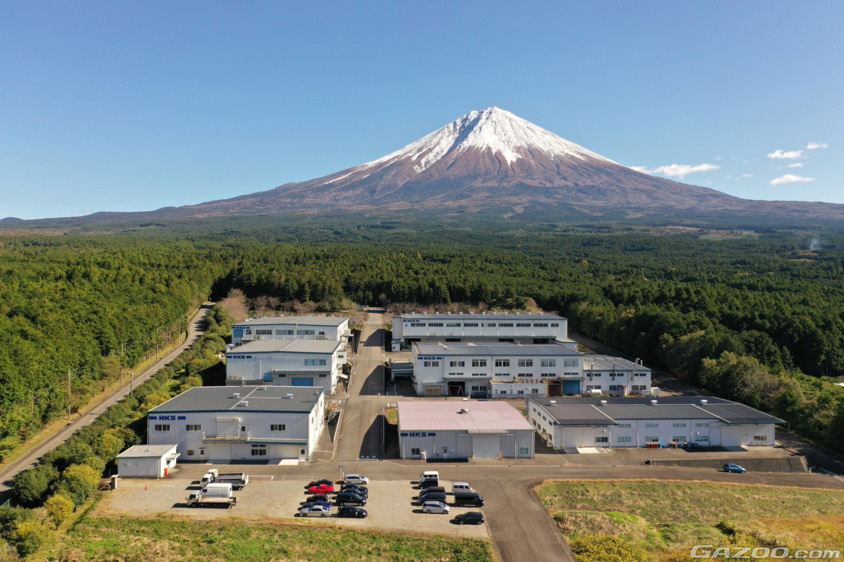 富士山の麓にあるHKSの本社と工場