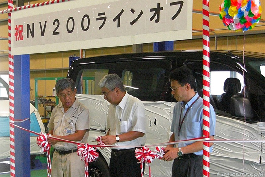 HKS製の『LPG バイフューエル』が使われたNV200 タクシーのラインオフに参加する長谷川浩之氏と水口大輔氏