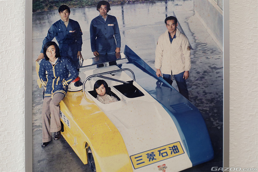 SIGMA GC73と創業期のメンバー。右端がサード代表取締役会長の加藤 眞氏