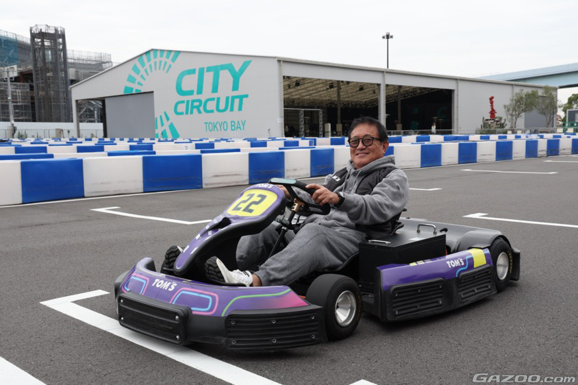シティサーキット東京ベイでEVカートに座る舘信秀氏