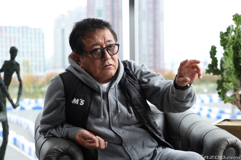 トムス　舘信秀氏