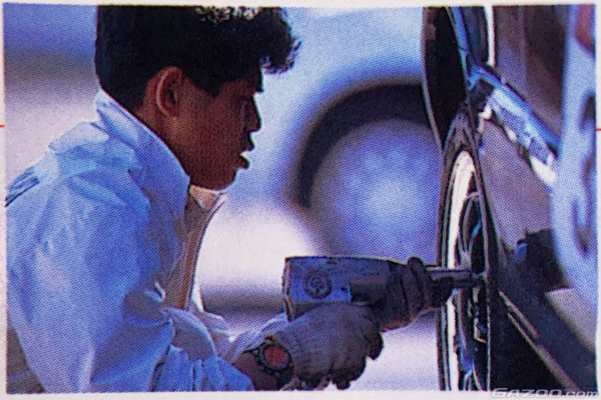 タイヤをはめる織戸学氏