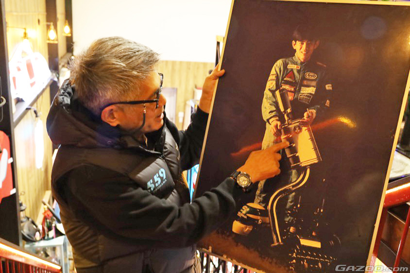 織戸学氏と織戸スペシャルのマフラーのポスター