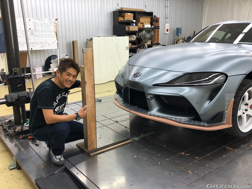 スープラのエアロを制作中の織戸学氏