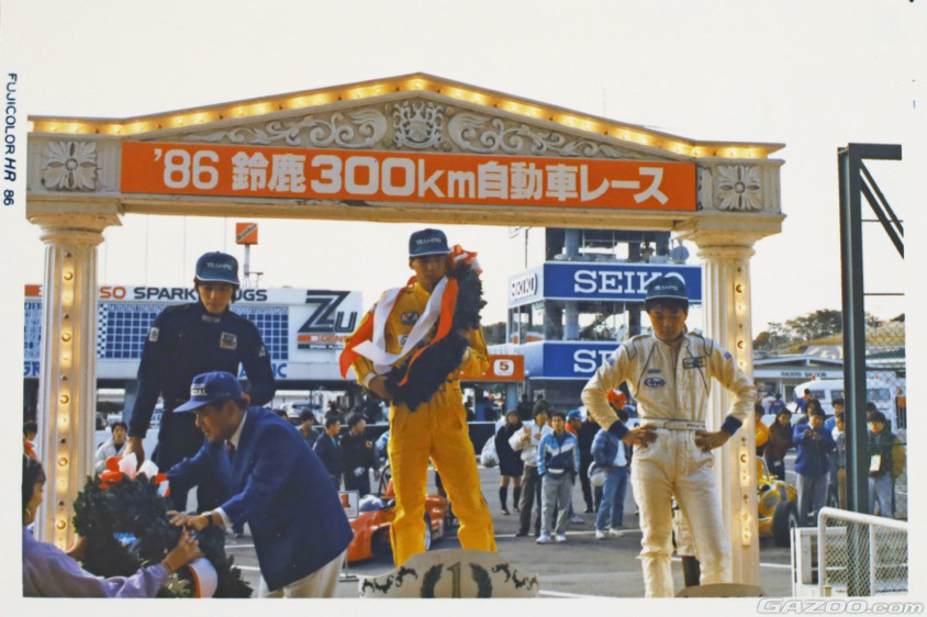 表彰台の頂点に立つ田中実氏