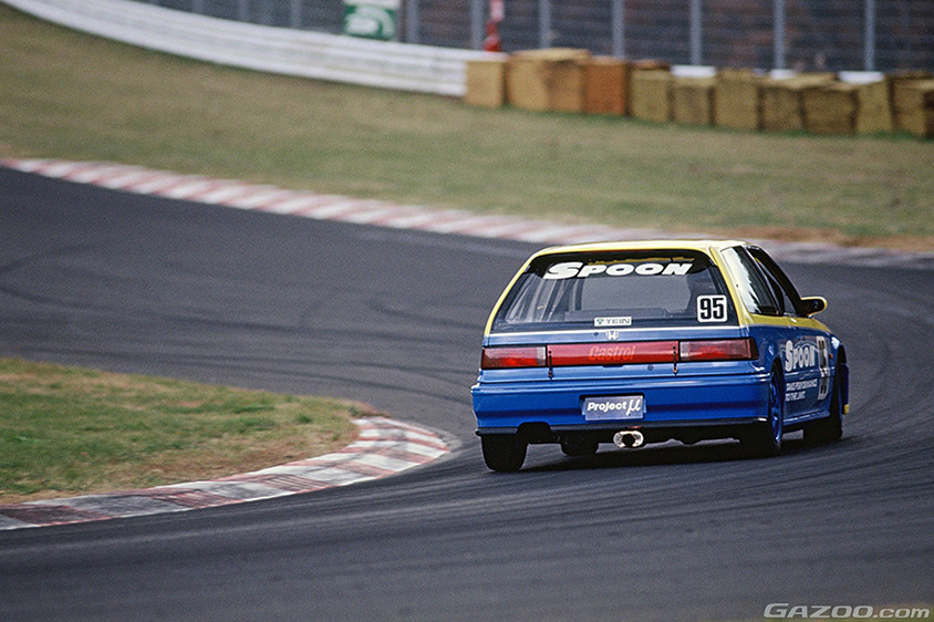 英国スネッタートンを走るSPOONカラーのシビック