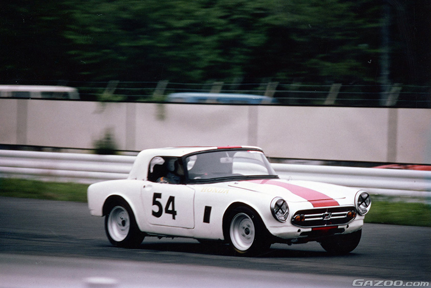 ホンダ・S880でサーキットを走る市嶋樹氏