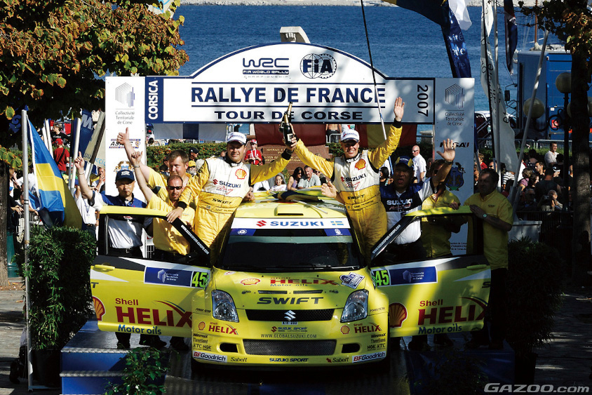 2007年のJWRCでタイトル獲得を獲得した「スイフト・スーパー1600」とP-G・アンダーソン選手