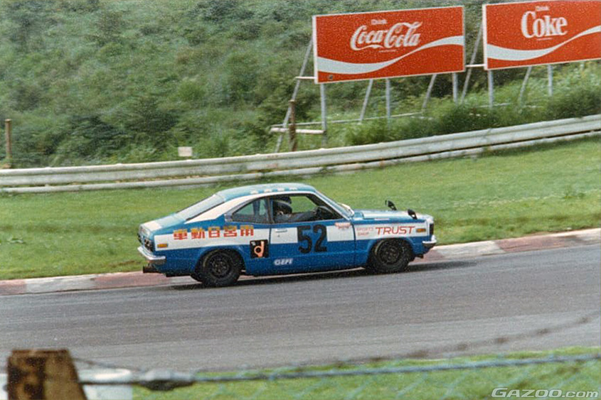 サーキットを走る雨宮勇実氏