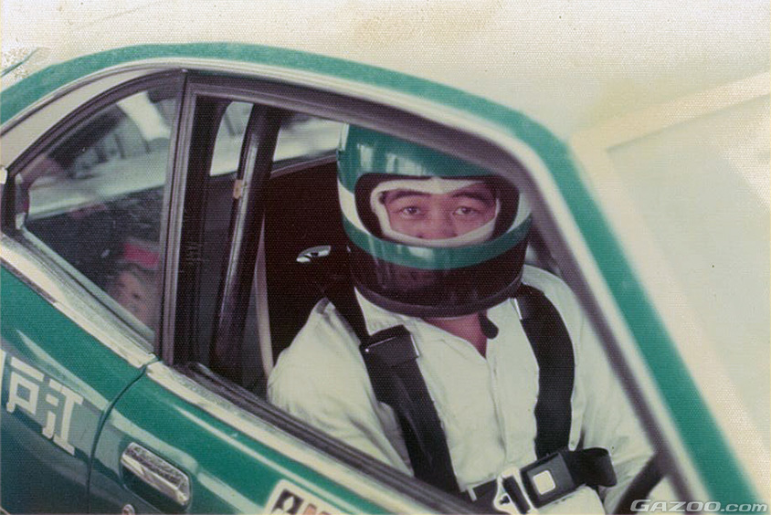 レーシングカーの運転席に座る雨宮勇実氏