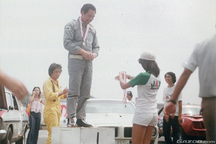 表彰台に乗る雨宮勇実氏