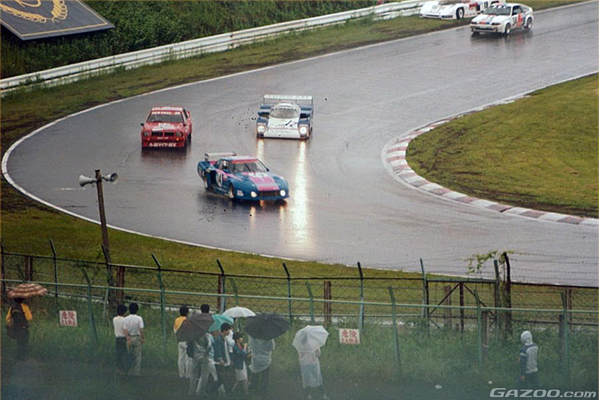 ブルーとピンクのカラーリングでレースに参戦するRE雨宮