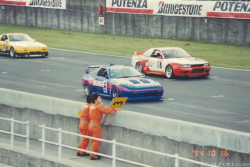 ブルーとピンクのカラーリングでレースに参戦するRE雨宮