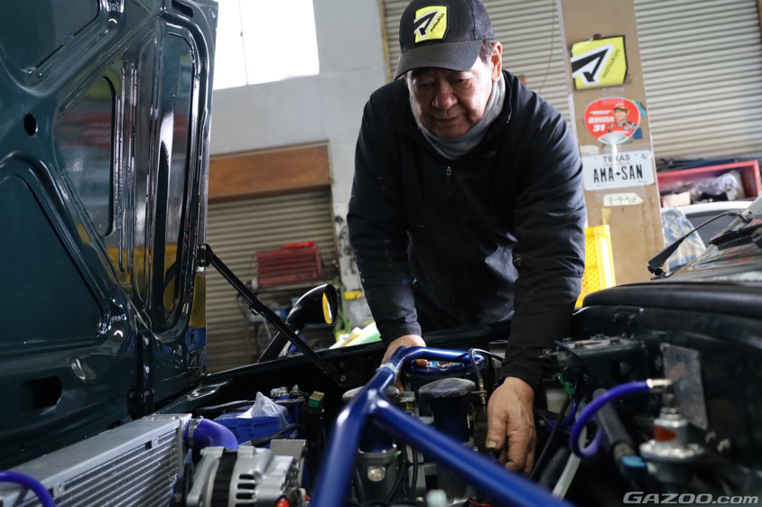 エンジンルームをイジる雨宮勇美氏