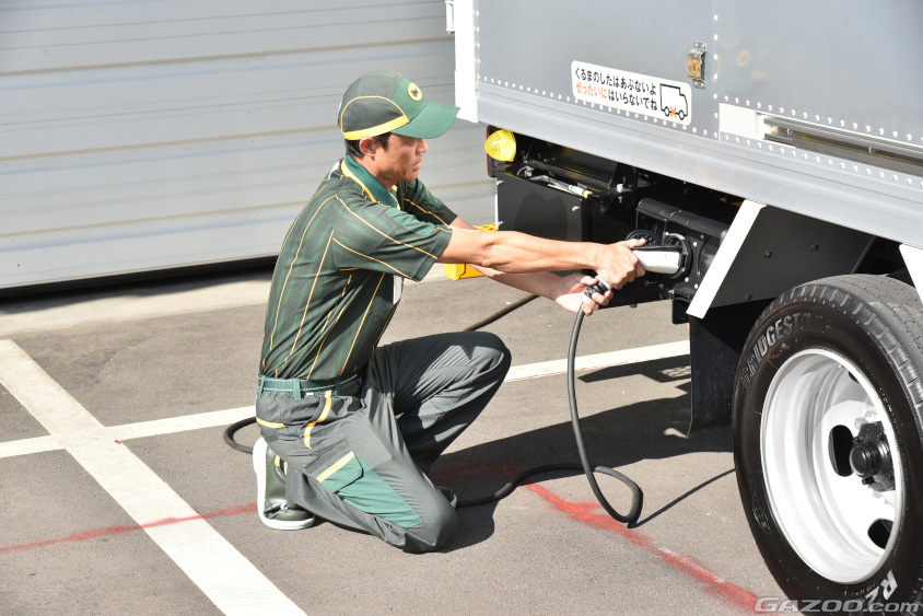 配送の拠点で充電している様子