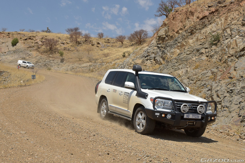 アフリカを走るランドクルーザー