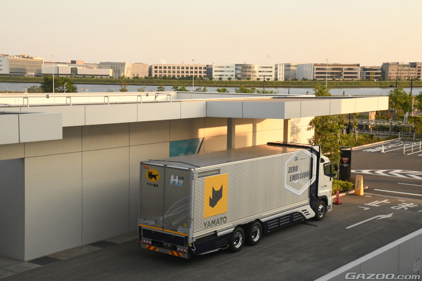 ヤマト運輸のFCEVトラックが水素ステーションで給水素をする様子