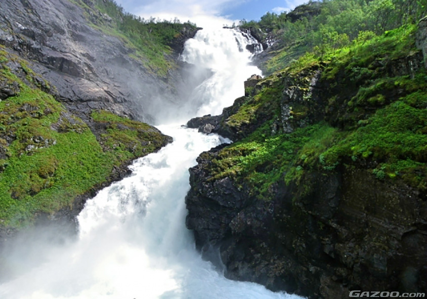 ノルウェーのショースフォッセンの滝