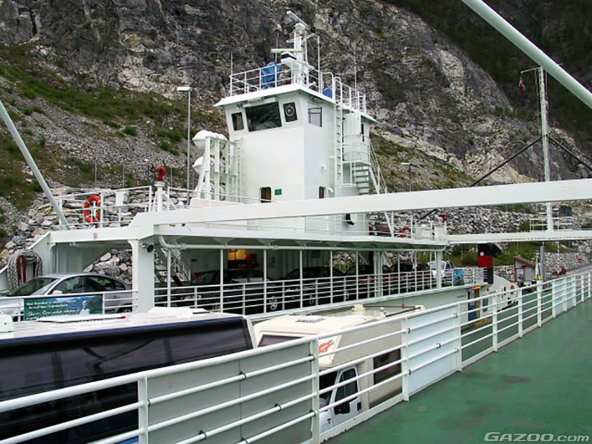 ノルウェーではカーフェリーも便利な移動手段の一つ