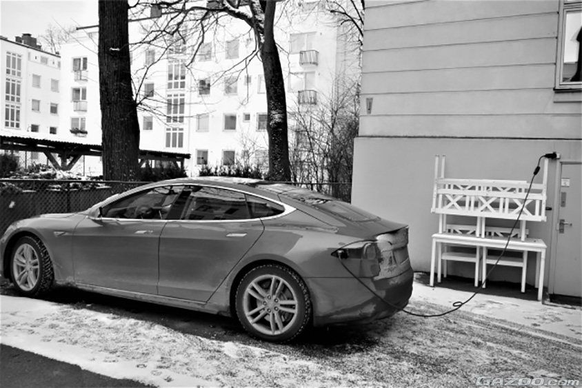 ノルウェーの住宅でBEVを充電する様子