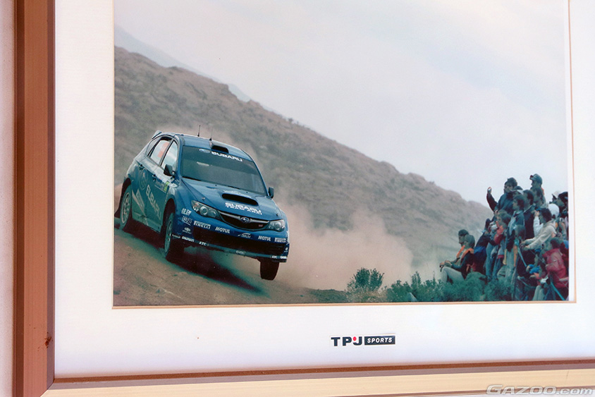 新井敏弘選手の走行シーンの写真