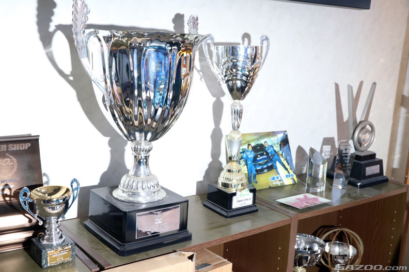 新井敏弘選手が獲得した数々のトロフィー