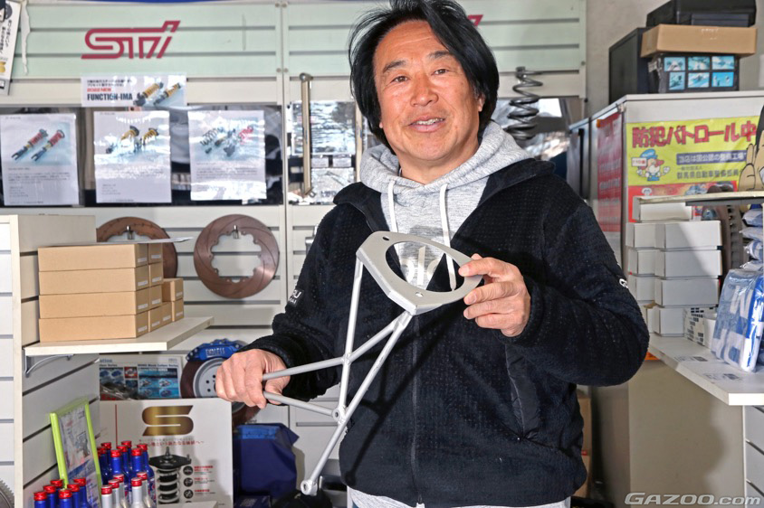 オリジナルアイテムを持つ新井敏弘選手