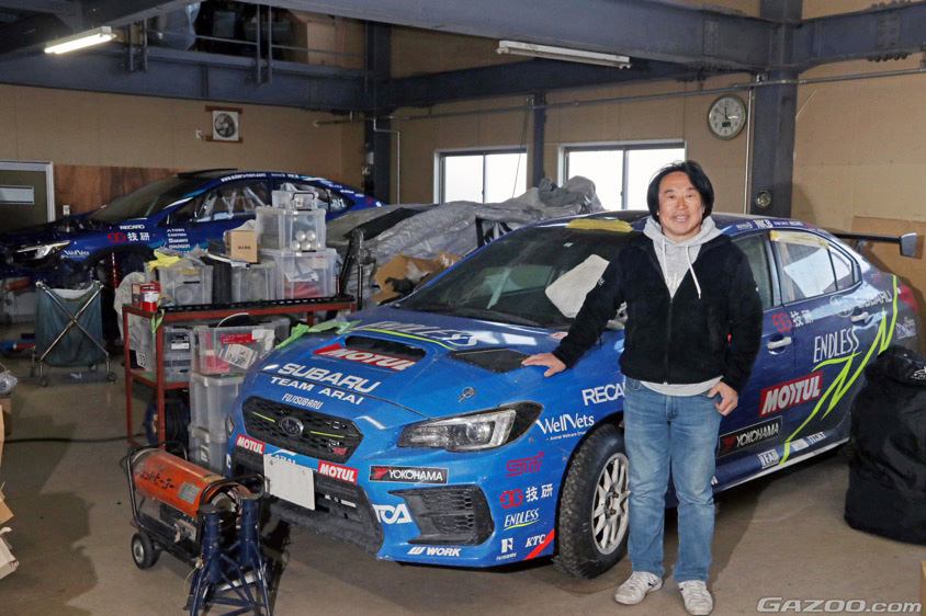 アライモータースポーツの作業室と新井敏弘選手