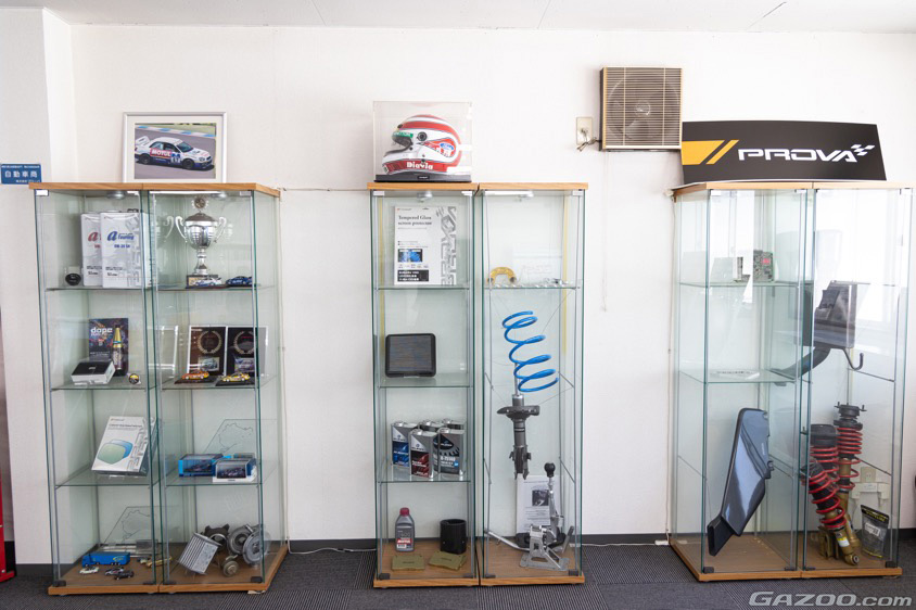 PROVAの社内に展示されている過去の商品やトロフィー