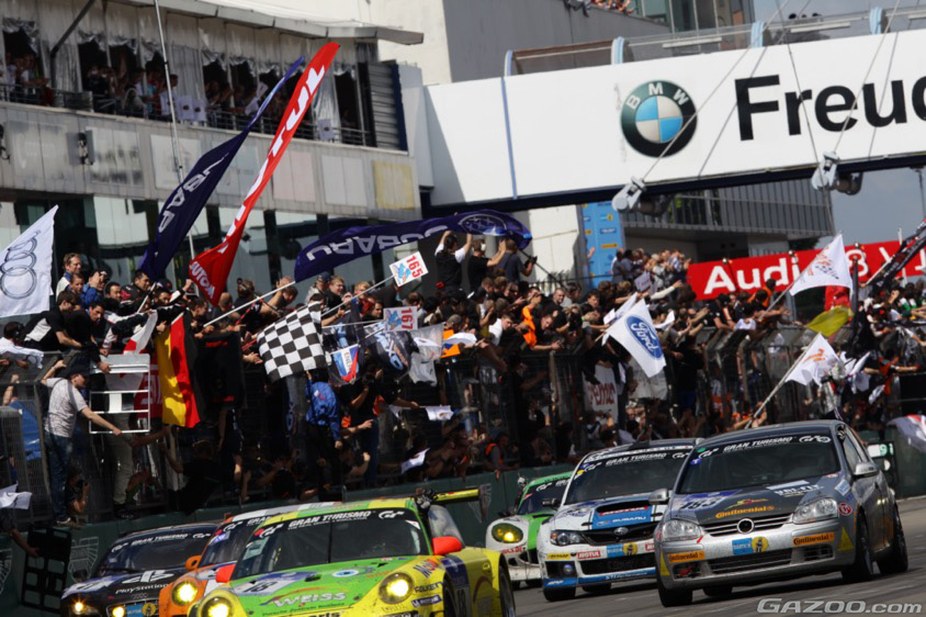 2011年にニュル24時間レースで走行するSUBARU WRX STI 4ドア(GVB型)